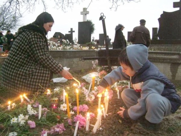 lumanarile-aprinse-de-ziua-mortilor-lumineaza-tot-anul-calea-sufletelor