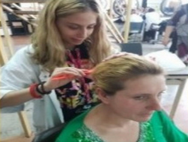 mamele-rasplatite-simbolic-de-catre-elevele-profilui-estetica-al-scolii-profesionale-speciale-codlea