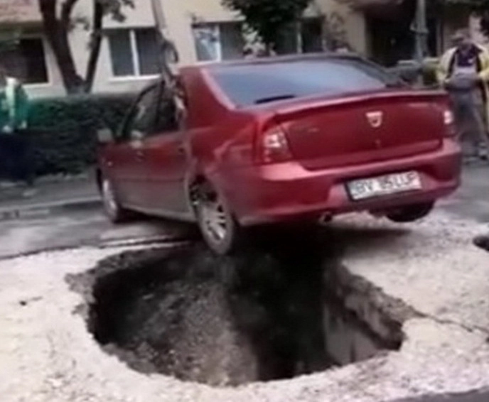 masina-in-pericol-sa-fie-inghitita-de-o-groapa-pe-strada-octavian-goga