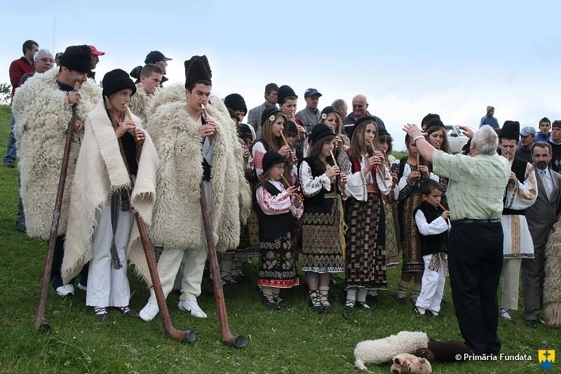 masura-laptelui-sarbatoare-traditionala-a-crescatorilor-de-animale-din-zona-sirnea-fundata