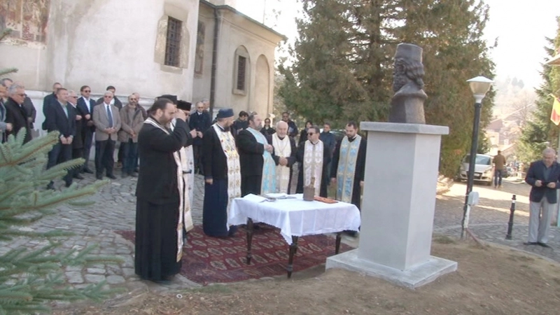 monument-dedicat-carturarului-roman-diaconul-coresi-in-curtea-bisericii-sf-nicolae