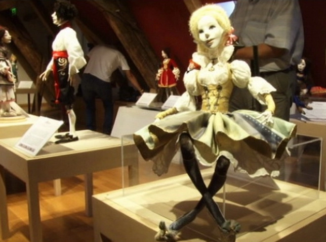 mozaic-multietnic-prezentat-cu-papusi-la-muzeul-civilizatiei-urbane-a-brasovului