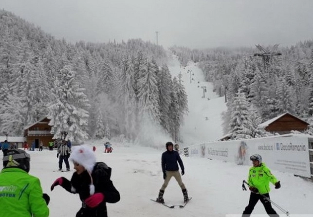 ninge-abundent-dar-tot-se-schiaza-in-poiana-brasov