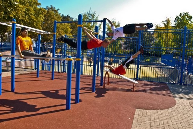 noi-aparate-de-fitness-in-parcurile-din-oras