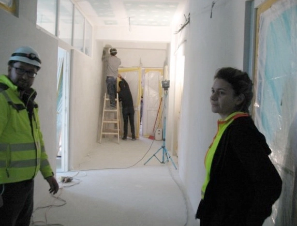 o-echipa-de-voluntari-reabiliteaza-o-aripa-a-stationarului-tractorul