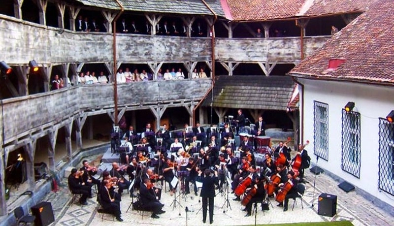 opera-brasov-se-muta-duminica-la-bastionul-tesatorilor-prin-lumea-muzicii-de-film