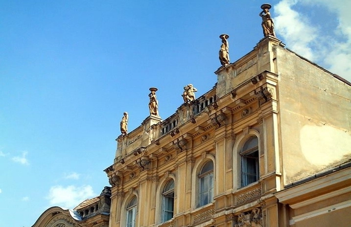 ornamentele-casei-cu-statui-de-pe-republicii-au-fost-demontate