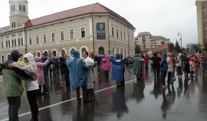 piata-centrala-din-sfantu-gheorghe-devine-vineri-un-urias-ring-de-dans