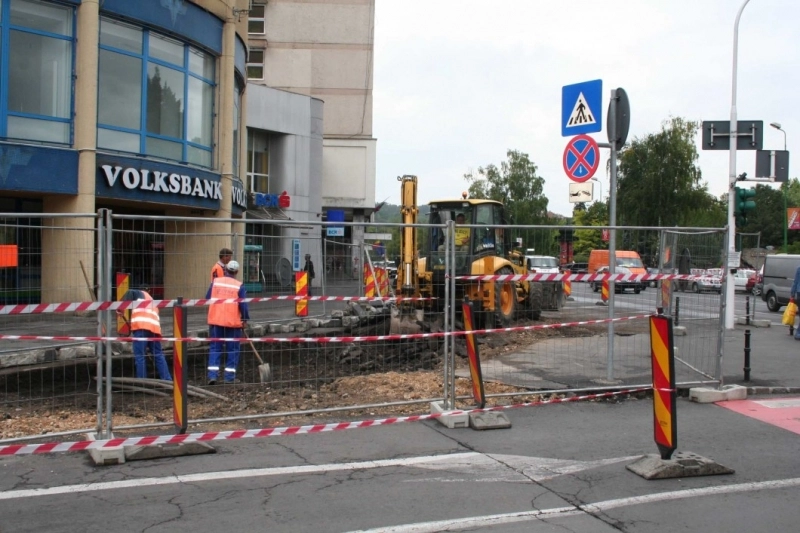 piatra-cubica-in-loc-de-asfalt-intre-magazinul-star-si-modarom