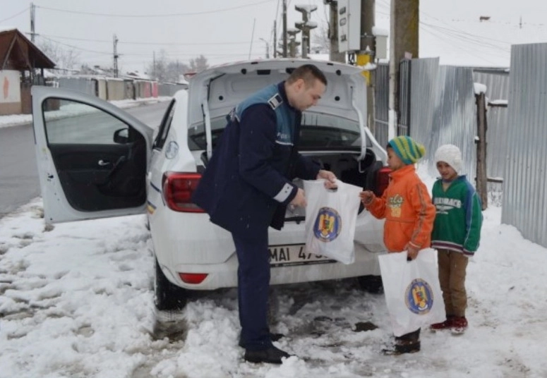 politistii-au-oferit-daruri-pentru-sute-de-copii-din-familii-sarace