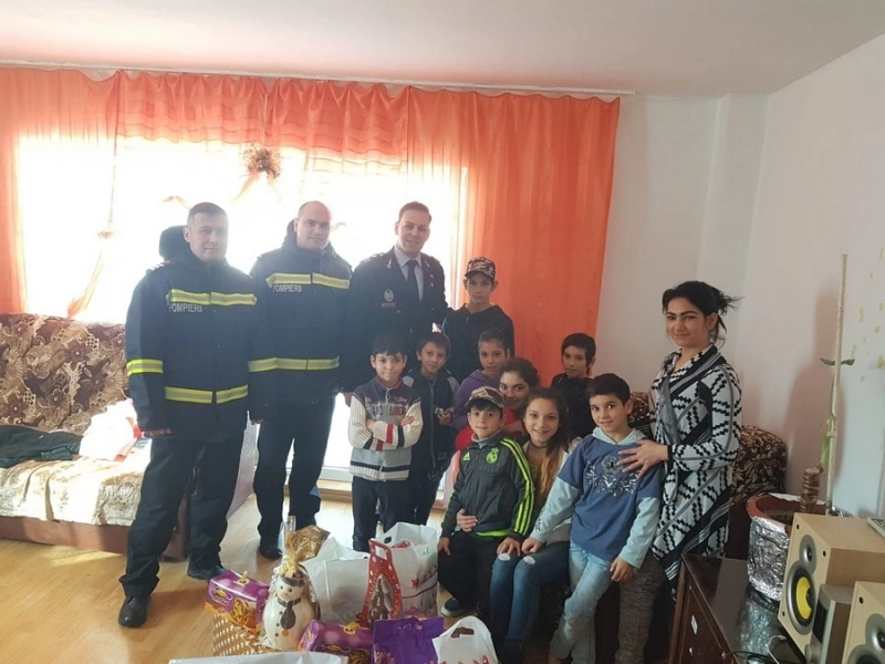 pompierii-inainte-de-sarbatori-alaturi-de-o-familie-greu-incercata-din-sacele