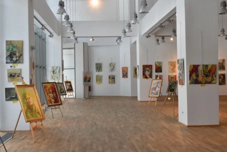 povestile-georgetei-expozitie-la-centrul-de-agrement-din-poiana-brasov