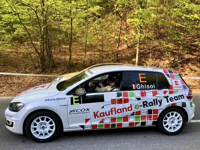 prima-masina-electrica-de-curse-din-romania-prezentata-la-brasov