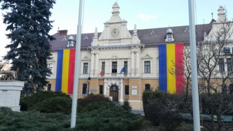 principalele-bulevarde-din-brasov-impodobite-cu-steaguri