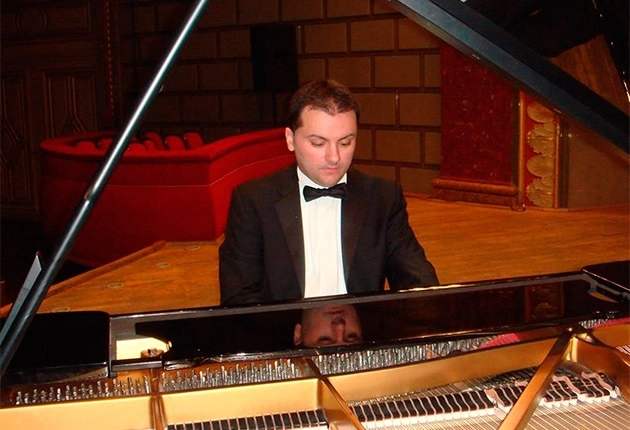 razvan-dragnea-unul-dintre-cei-mai-cunoscuti-pianisti-din-romania-la-brasov