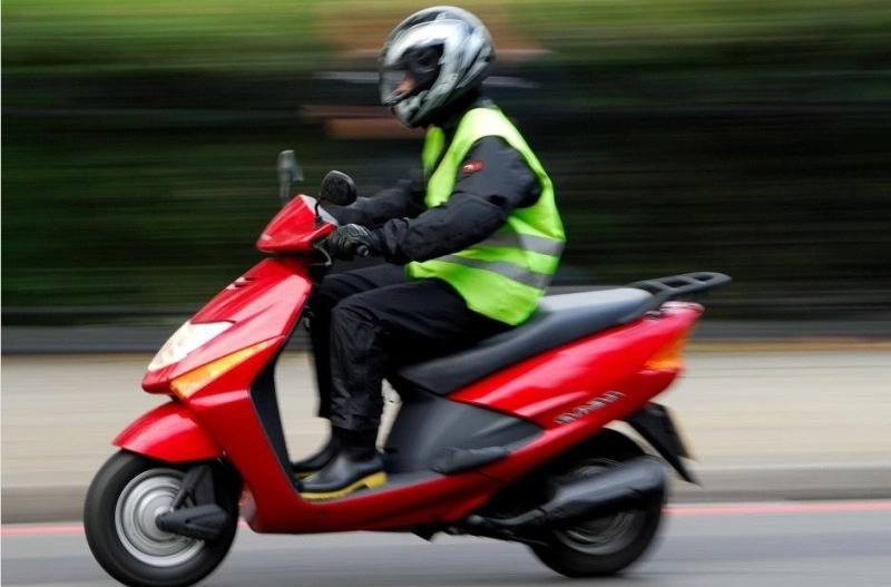 sfaturi-privind-conducerea-unui-moped-in-siguranta-pe-drumurile-publice