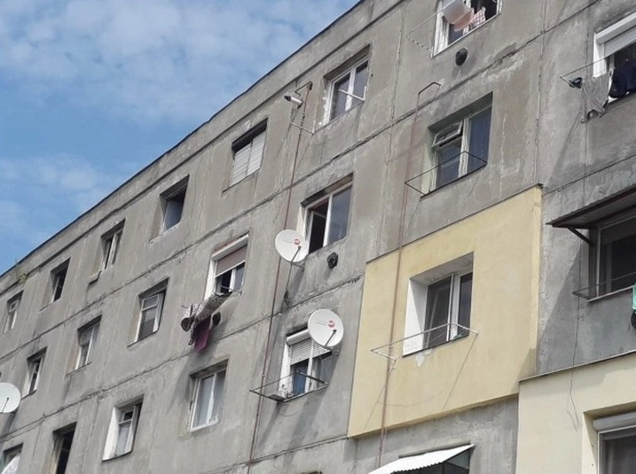 sia-trimis-copiii-in-fata-blocului-si-sa-inchis-in-casa-cu-gazul-pornit