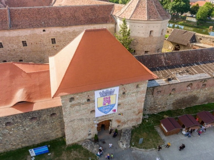 steag-realizat-cu-amprentele-a-peste-600-de-copii-arborat-pe-cetatea-fagarasului