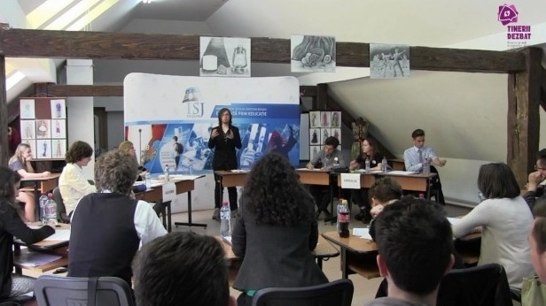 tinerii-dezbat-faza-judeteana-competitie-organizata-de-inspectoratul-scolar-judetean-brasov