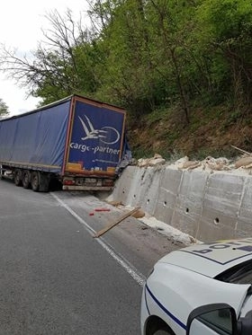 tir-rasturnat-pe-dn-13