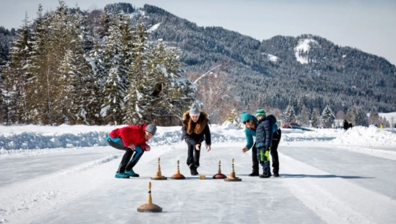 tiroliana-de-iarna-si-o-pista-de-curling-bavarian-in-poiana-brasov
