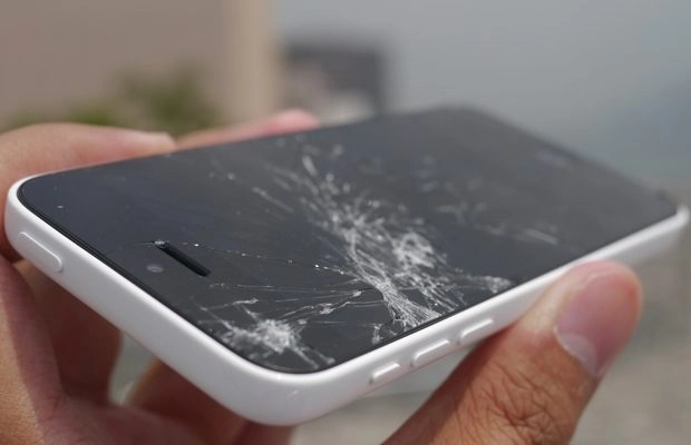 trei-solutii-eficiente-pentru-a-scapa-de-zgarieturile-de-pe-ecranul-telefonului