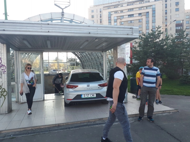 un-sofer-a-intrat-cu-autoturismul-in-pasajul-electroprecizia