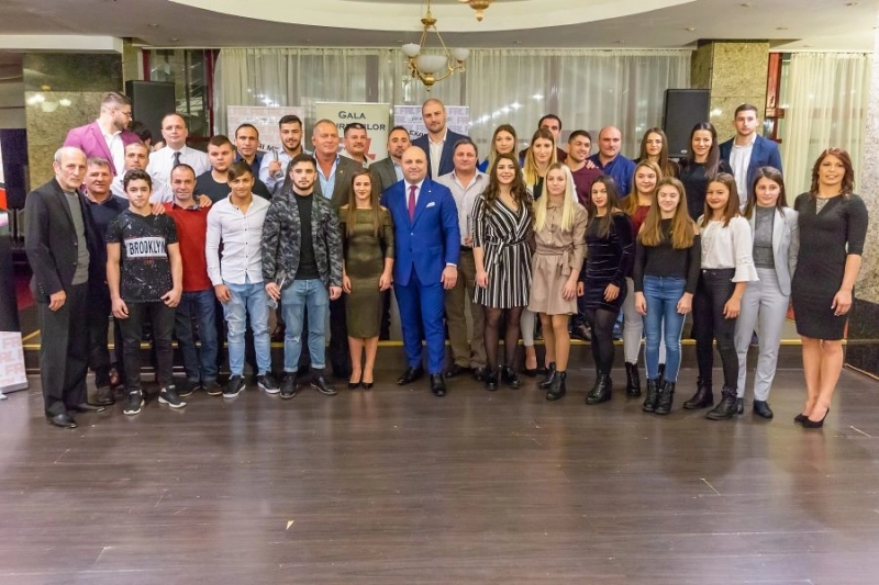 un-sportiv-si-un-antrenor-din-brasov-la-gala-laureatilor-federatiei-romane-de-lupte