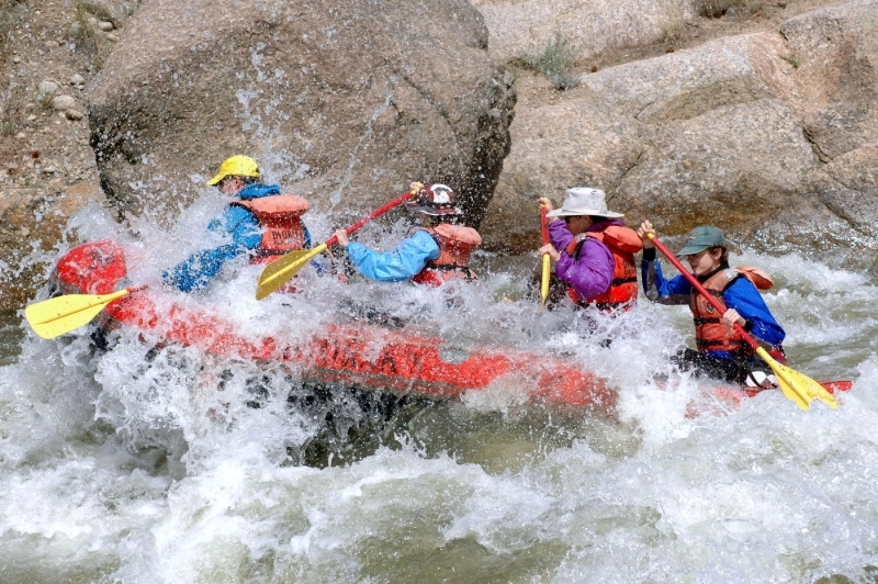 vremea-rea-nu-ii-sperie-pe-impatimitii-de-rafting