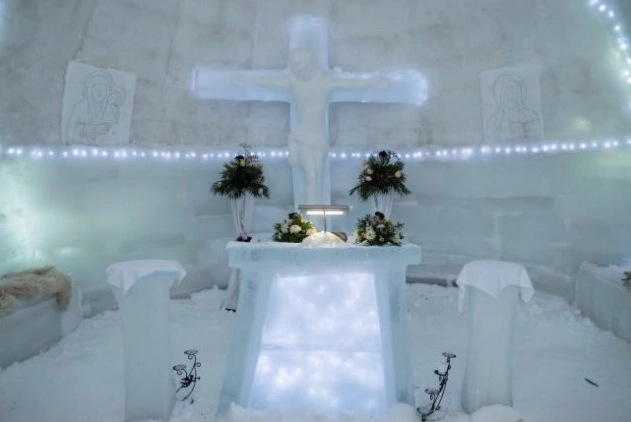 -biserica-de-gheata-de-la-balea-lac-va-fi-sfintita-vineri