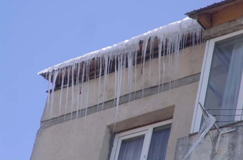 -pompierii-din-brasov-asaltati-cu-cereri-de-curatare-turturilor-de-pe-blocuri-