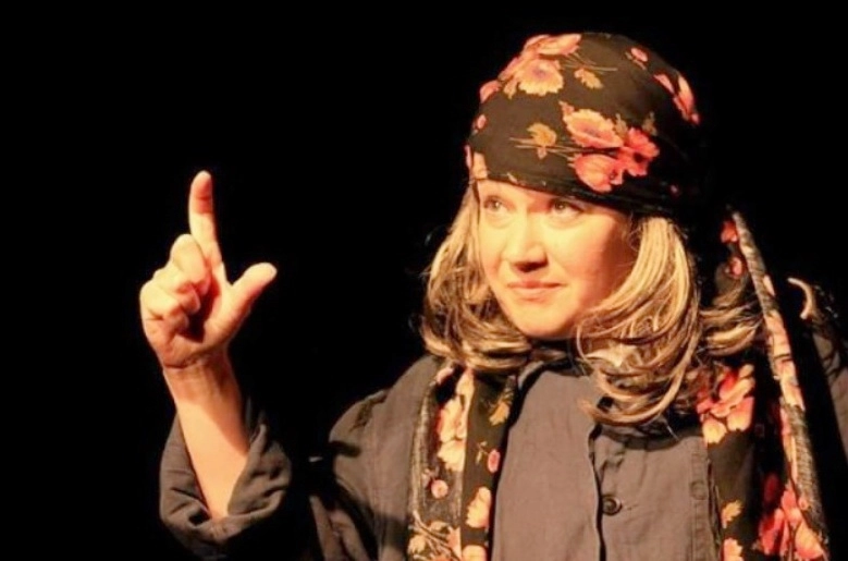 4-femei-la-politie-comedie-one-woman-show-la-teatrul-particular