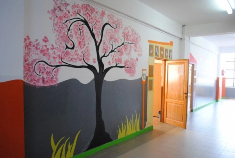 aproape-1000-de-elevi-rasnoveni-invata-intro-scoala-infrumusetata-chiar-de-cei-mici