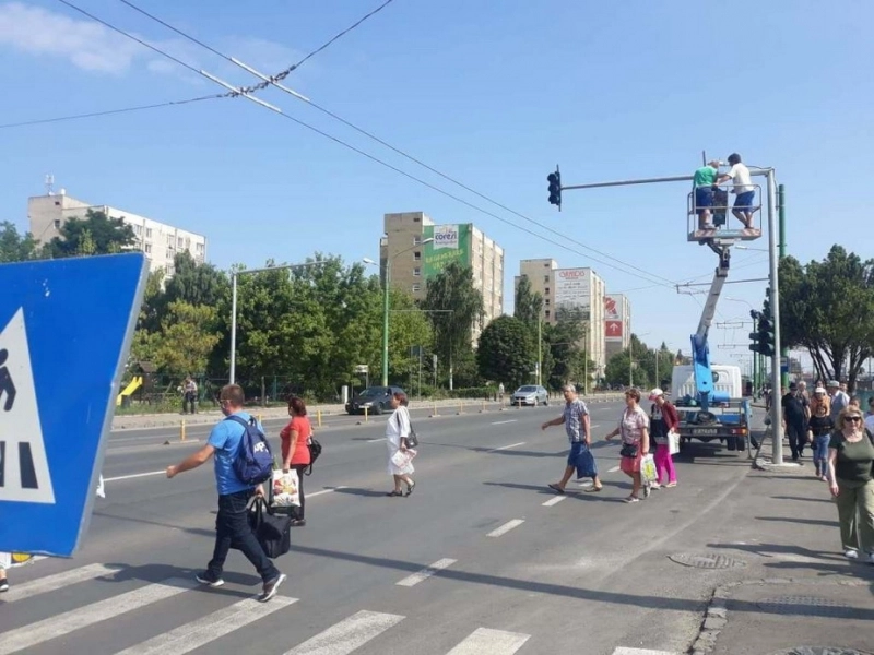 atentie-pietoni-si-soferi-a-aparut-un-semafor-la-trecerea-de-la-lidl-tractorul