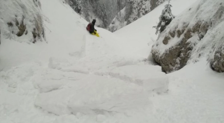 atentionare-pentru-turisti-pericol-de-avalansa-in-masivul-postavarul