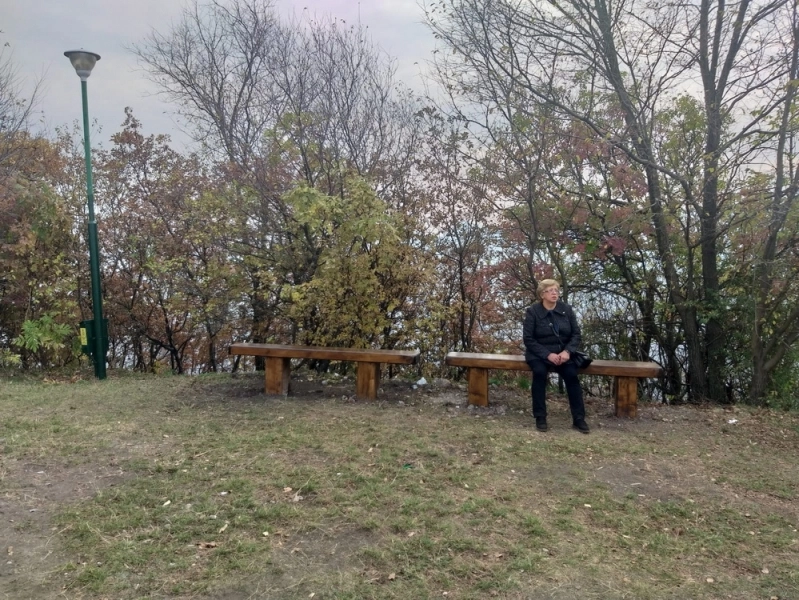 banci-pentru-relaxare-si-admirat-peisajul-la-960-de-metri-pe-varful-tampa