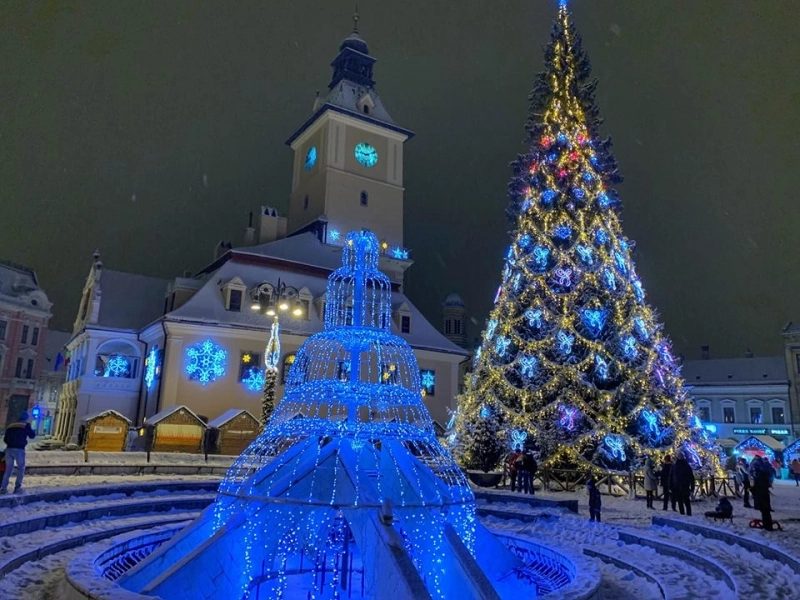 brasovenii-si-turistii-mai-pot-admira-bradul-din-piata-sfatului-pana-luni