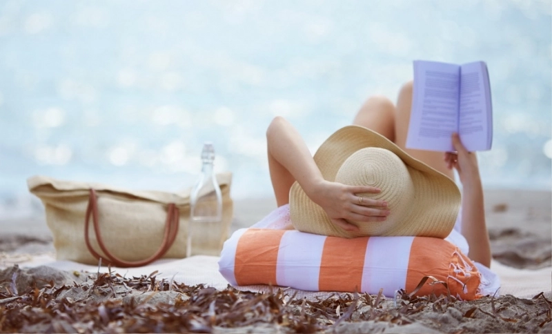 cate-un-volum-oferit-cadou-pentru-fiecare-turist-gasit-citind-o-carte-pe-plaja