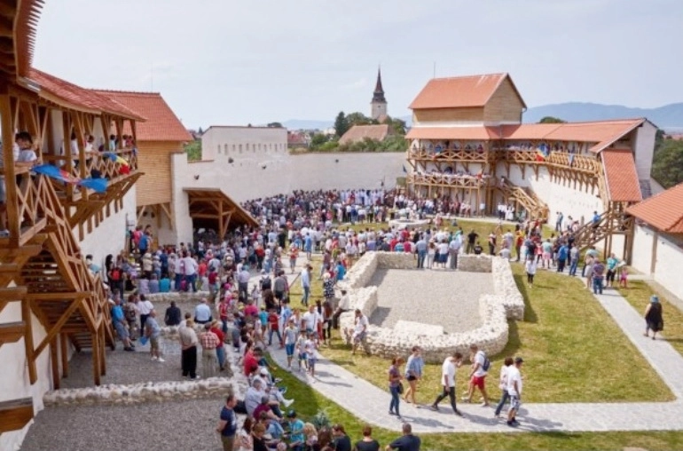 cetatea-feldioara-sia-extins-programul-de-vizitare