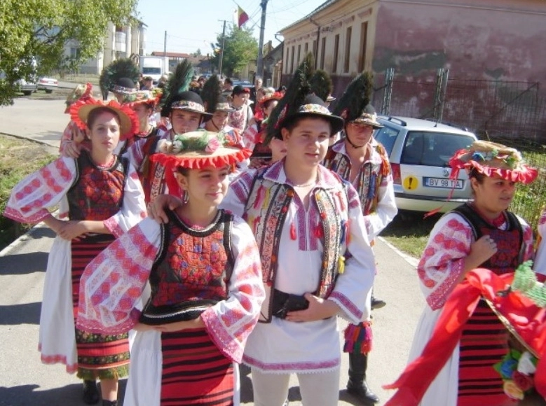 compact-ioana-ignat-traian-si-valeria-ilea-in-weekend-la-zilele-comunei-halchiu