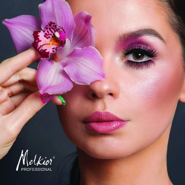 cum-sa-iti-aplici-o-pereche-de-gene-false-ca-o-profesionista