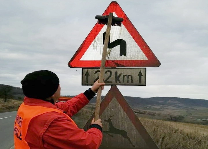 curatenie-de-craciun-drumarii-scosi-la-spalat-indicatoare