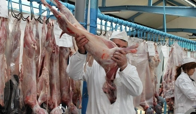 de-maine-se-poate-cumpara-carne-de-miel-din-pietele-brasovene
