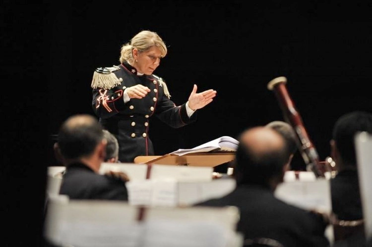 dirijoarea-unei-fanfare-militare-joi-pe-scena-filarmonicii-brasov