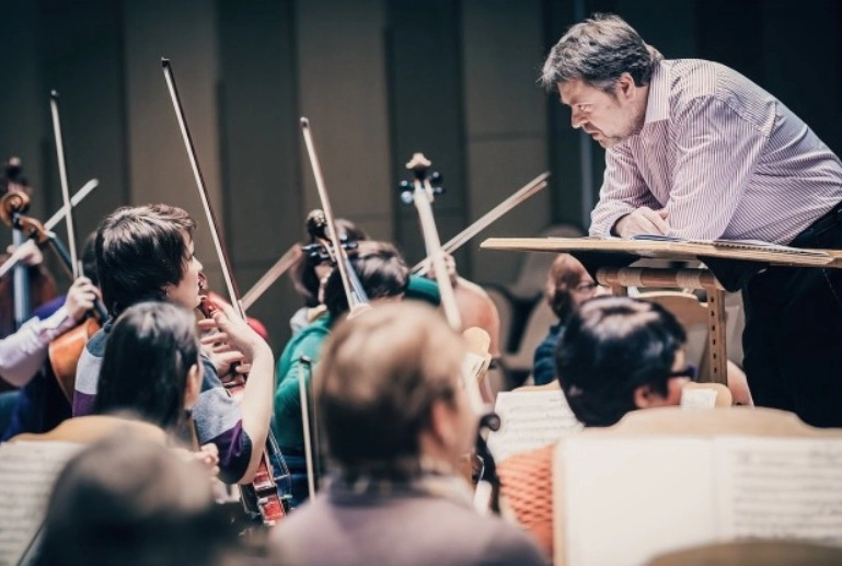 dirijorul-rus-mark-kadin-si-pianistul-brasovean-horia-mihail-pe-scena-filarmonicii