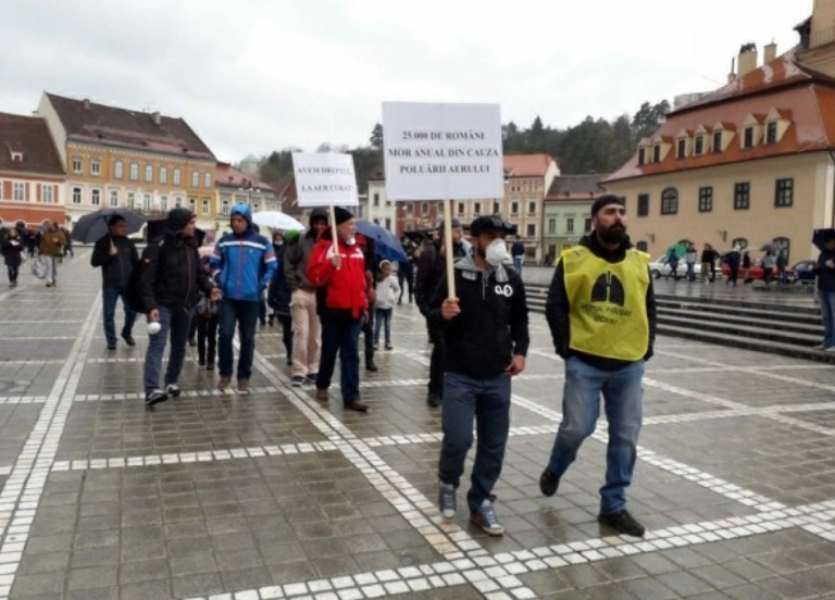 doar-15-participanti-la-brasov-la-marsul-pentru-aer-curat-evenimentul-a-fost-boicotat-de-vremea-urata