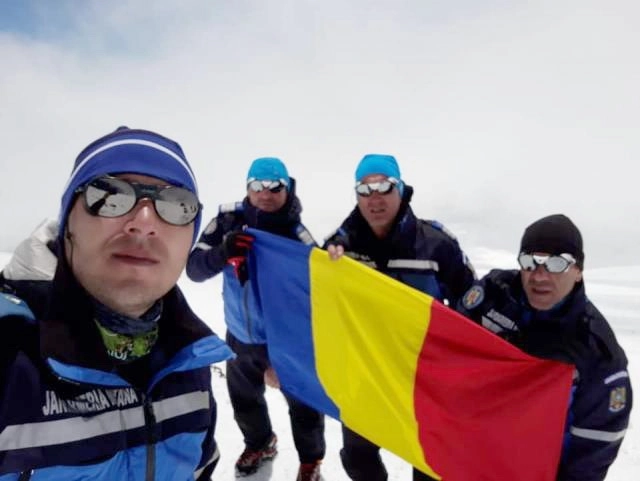 drapelul-romaniei-arborat-de-jandarmii-brasoveni-pe-elbrus-cel-mai-inalt-varf-al-europei