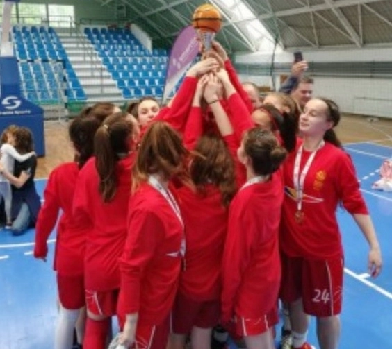 echipa-de-baschet-feminin-u15-a-csu-brasov-campioana-nationala