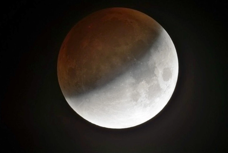 eclipsa-partiala-de-luna-in-aceasta-noapte