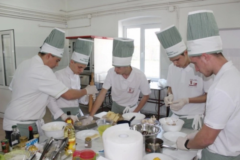 elevi-cu-talente-de-bucatari-din-tot-judetul-sau-intrecut-la-fagaras-la-junior-chef-senchea